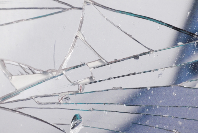 鏡や姿見が割れてしまったら専門業者の修理がおススメ | ガラス修理屋  